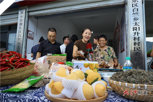 林燕萍（中）正在直播（叶斯妮 摄）