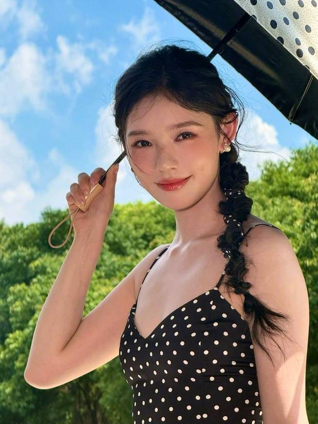 林允晒户外美照元气满满。