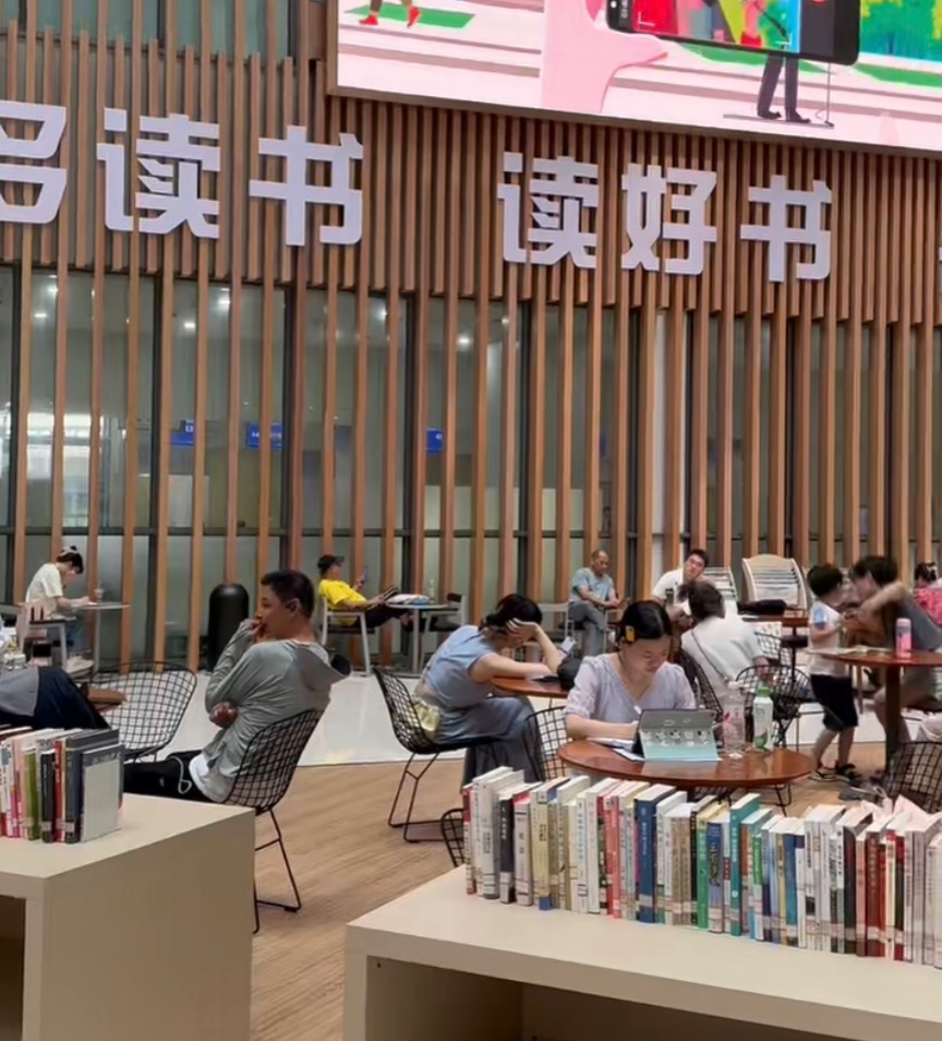 汉阳区政务服务中心大厅。图/九派新闻 符程郡