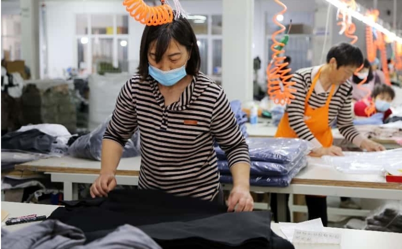 忙碌的制衣车间。郭艳茹 摄