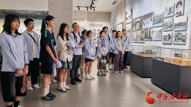 澳门青少年打卡莫高窟　把敦煌讲给世界听