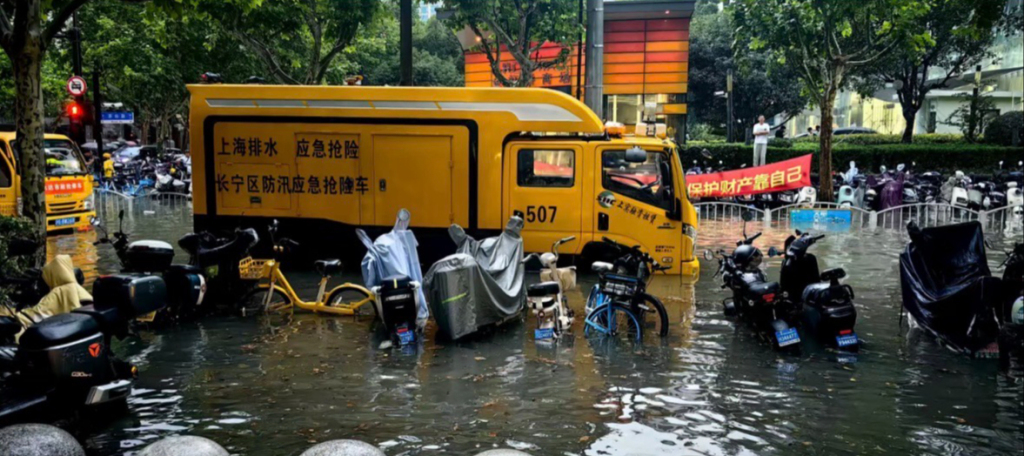 7月31日大雨后，社交平台上，有网友发帖称上海茅台路积水较为严重。 社交平台 截图