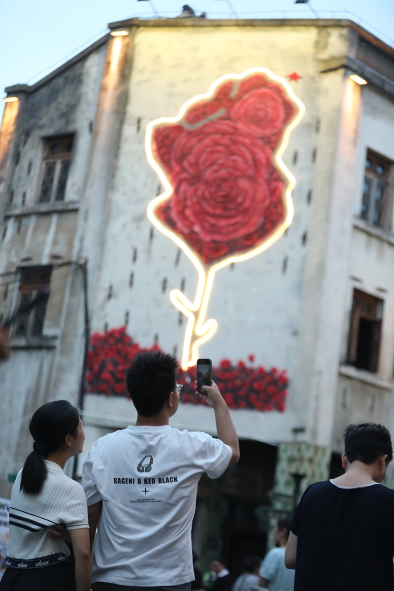 夜市街设置了多处网红打卡点供游客体验。