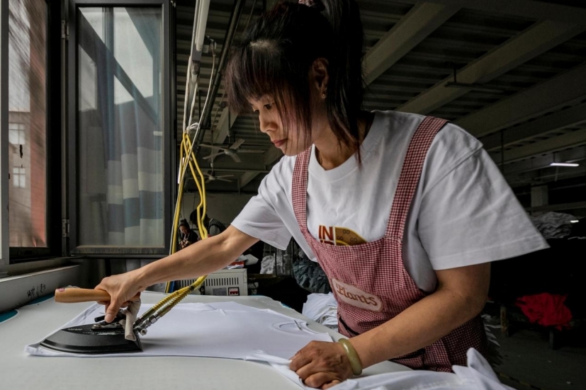 每一件产品都要精心对待。吕国良 摄