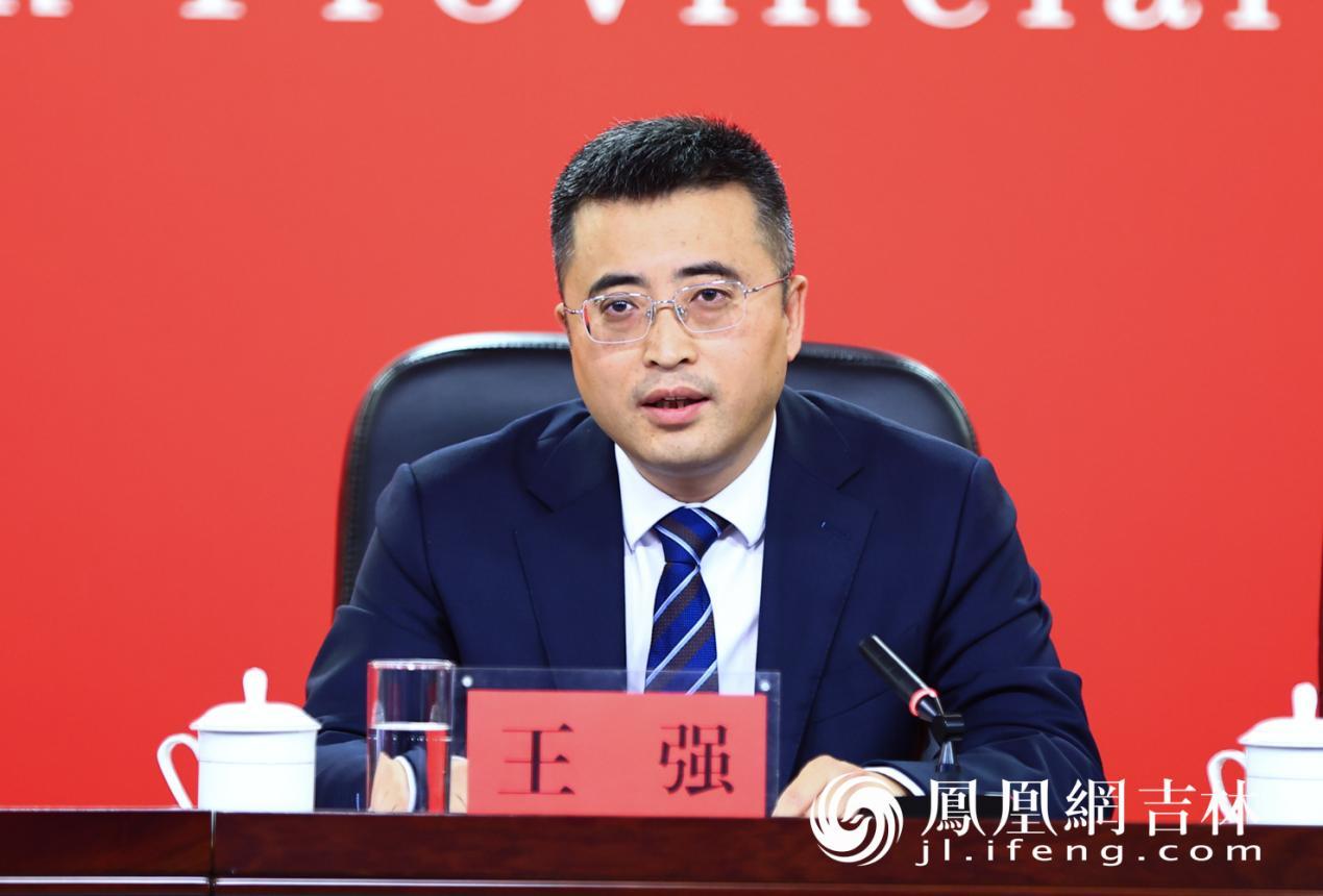吉林省委政研室主任王强介绍情况。