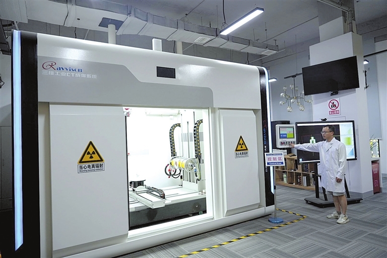 7月24日，北航江西研究院工作人员正在操作工业CT成像设备，对一件新生产的汽车零部件进行“体检”。