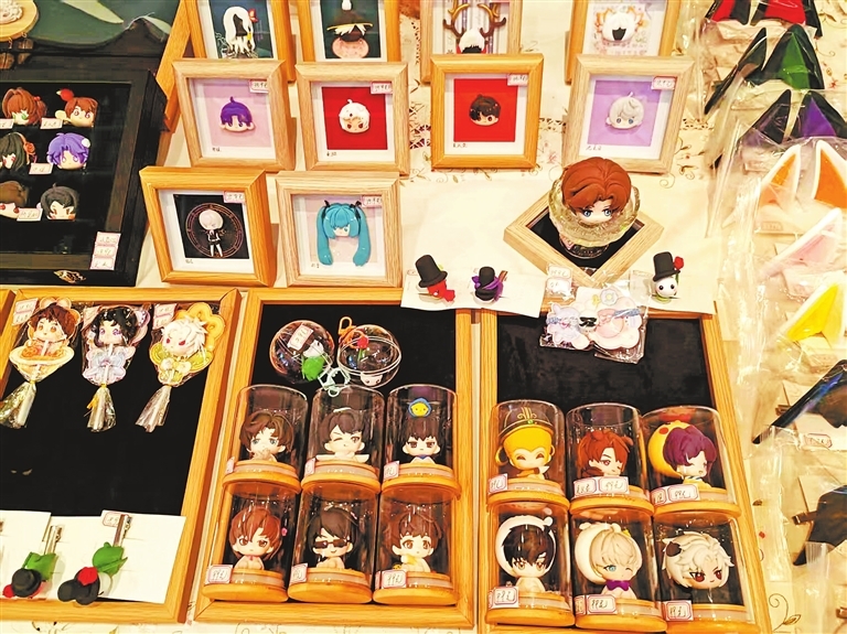 图③ 在郑州市二七区,一名二次元手办师制作的手办琳琅满目。图片除署名外均为受访者供图