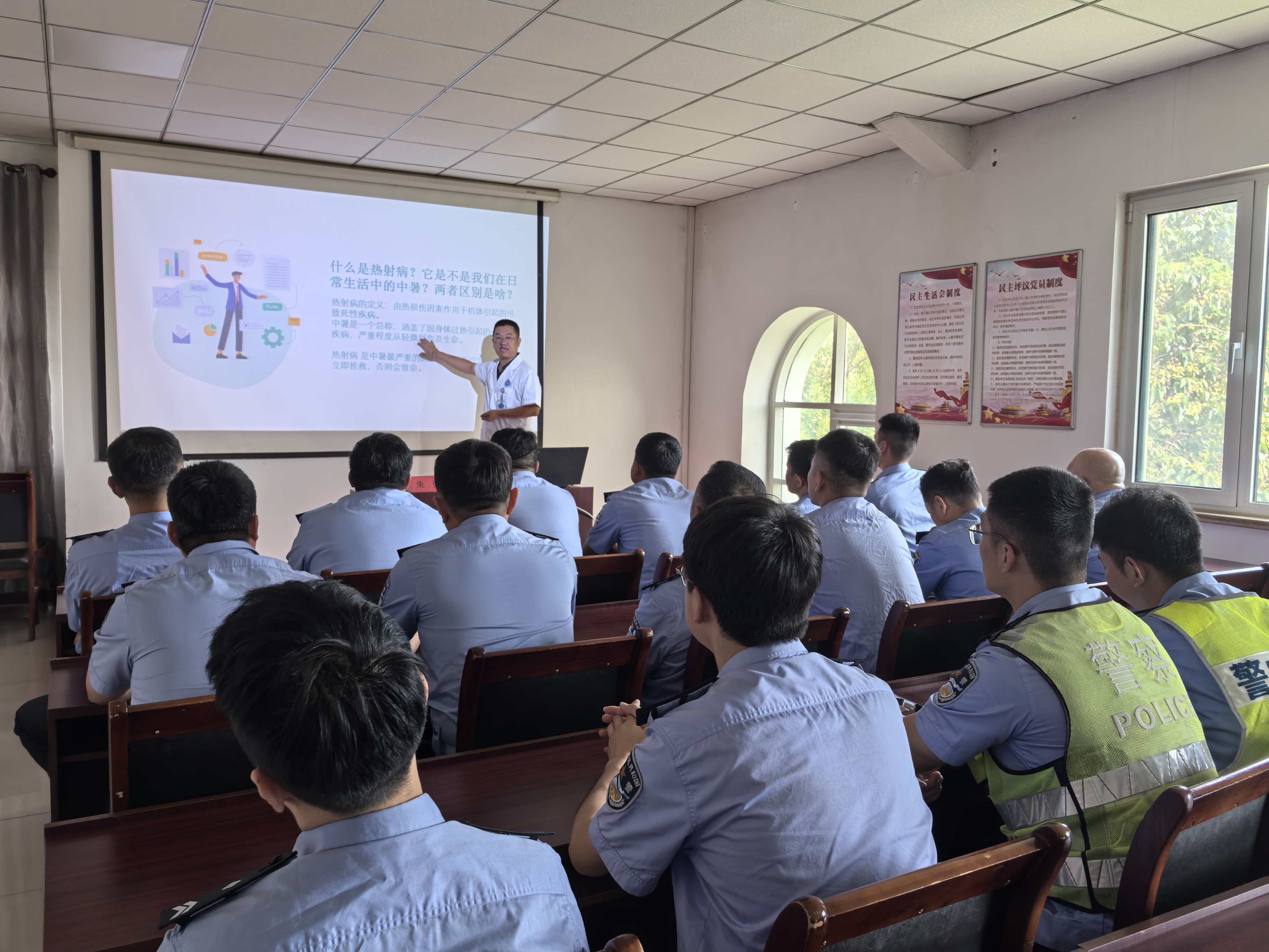 胶州中心医院|警民同心话健康 共谱双拥新篇章
