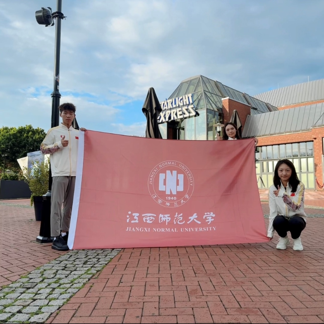 获奖的江西师大学子：从左到右胡选非、李应翠、宁金霖