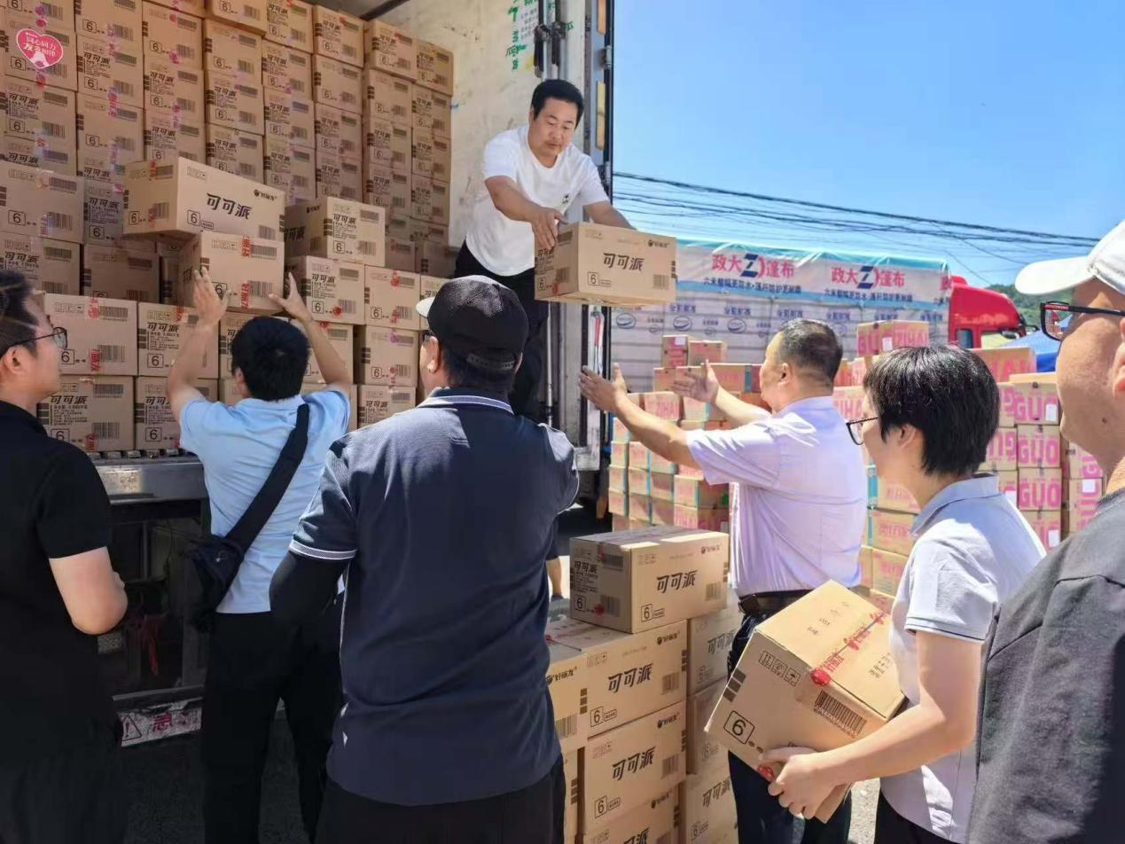 密云当地群众及志愿者搬运物资