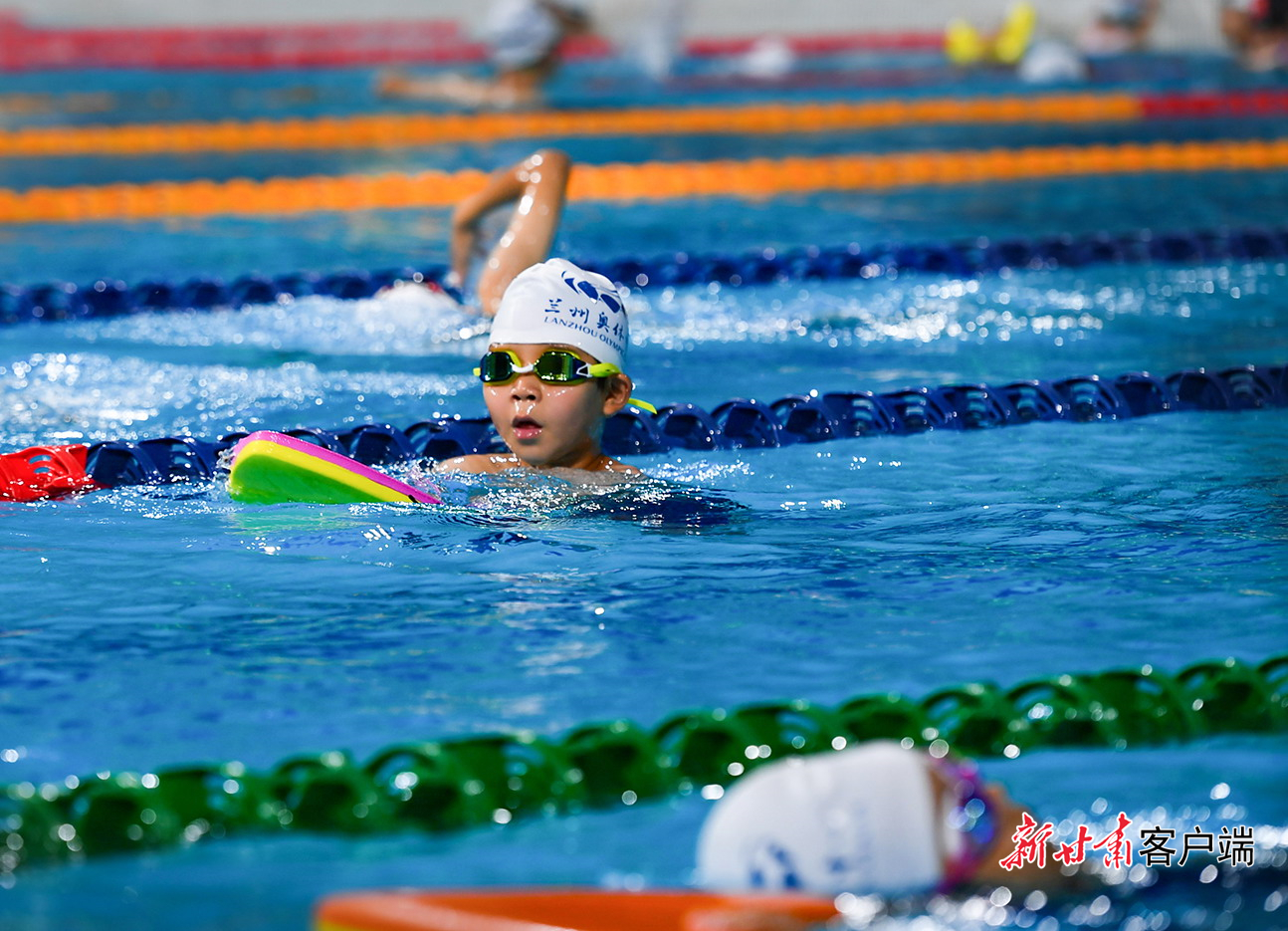 兰州：暑期“泳”士们的快乐主场