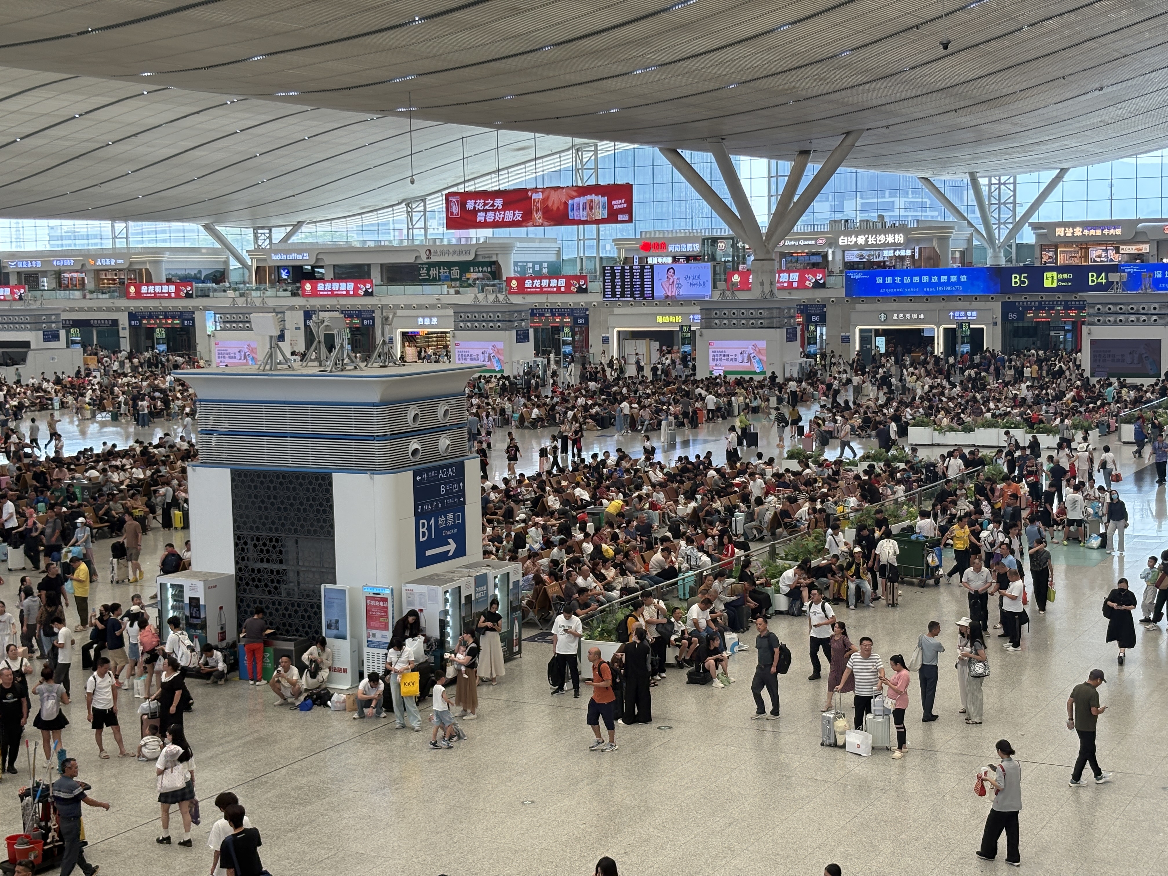 深圳铁路暑运首月，多措并举保障旅客出行 深圳铁路旅客到发量超1700万