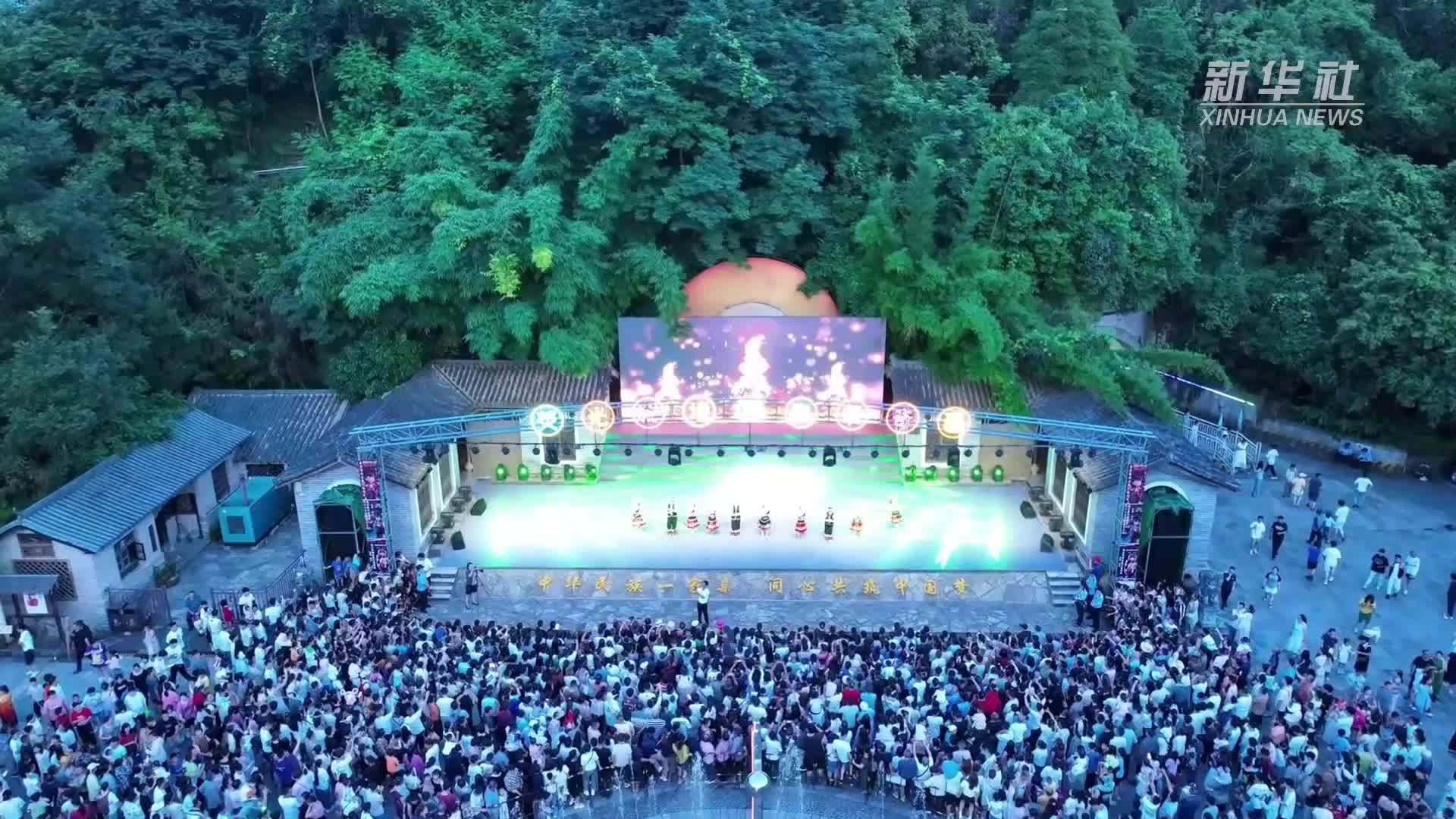 云南罗平：荧光点亮森林夜“夏夜经济”活力涌