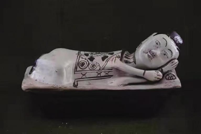 白釉褐花人物瓷枕（清代）