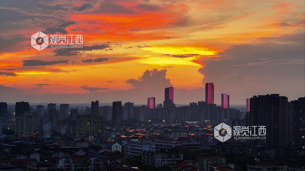2025年7月29日，江西省吉安市傍晚的城市上空，天空的色彩变幻不断，从热烈的夕阳红到温馨的橙色，最后化为柔美的紫色，多种色彩交织在一起，漫天的云彩被染成了各种形状，此时的晚霞如同调色板一样，形成了庐陵大地一幅动人的美丽画卷。