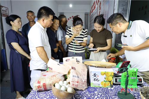 直播结束后核对订单（叶斯妮 摄）