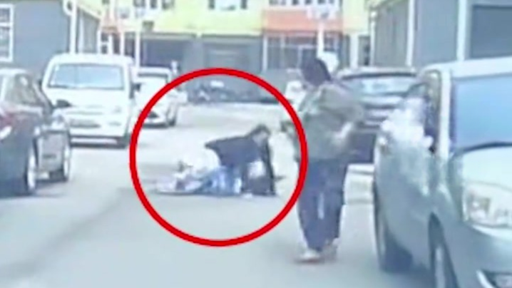 女子骑车摔倒追责10米外轿车司机，双方协商最新进展：放弃追责，没赔偿也没道歉