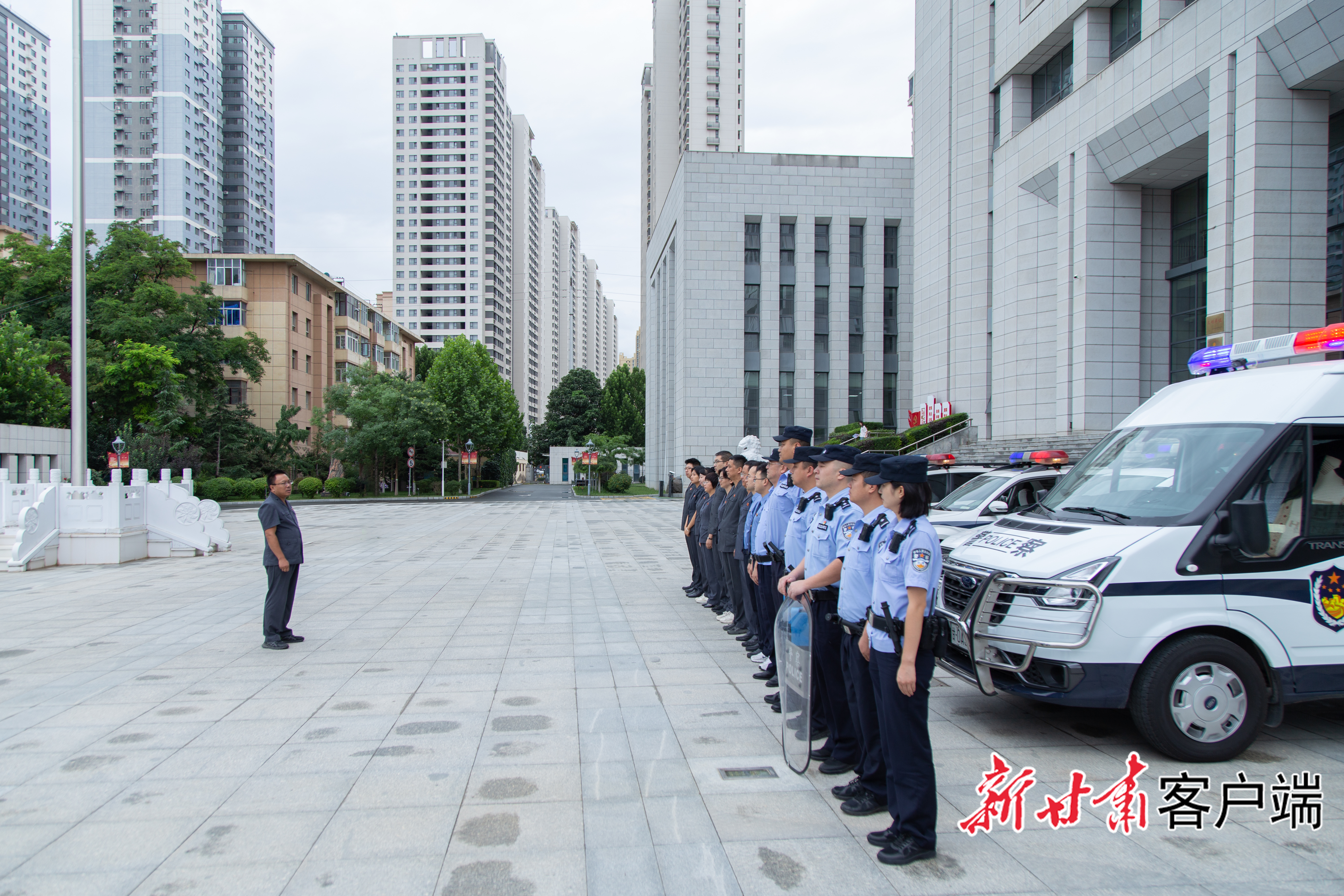 兰州铁路运输中级法院执行干警整装待发(图片由兰铁中院提供)
