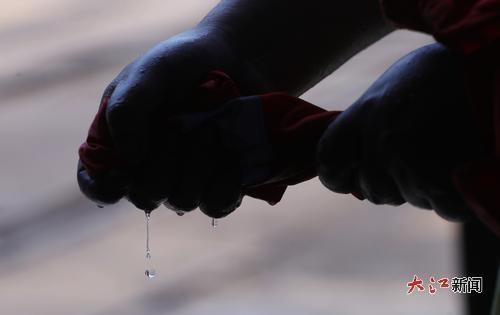 检查完毕，身上的衣服已经可以拧出水