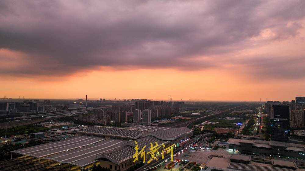 当夕阳遇上阴云，泉城天空变身橘色画布