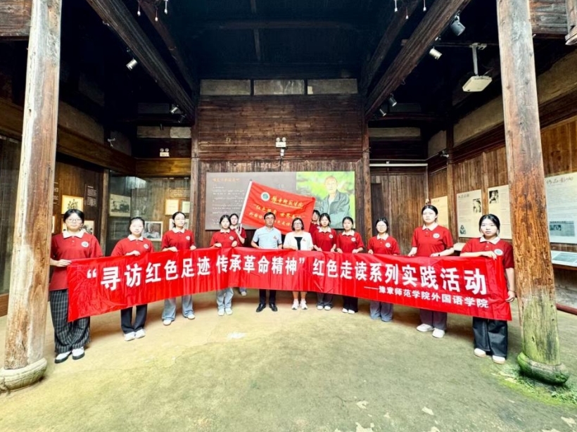 实践队在姚筱舟纪念馆合唱《唱支山歌给党听》。