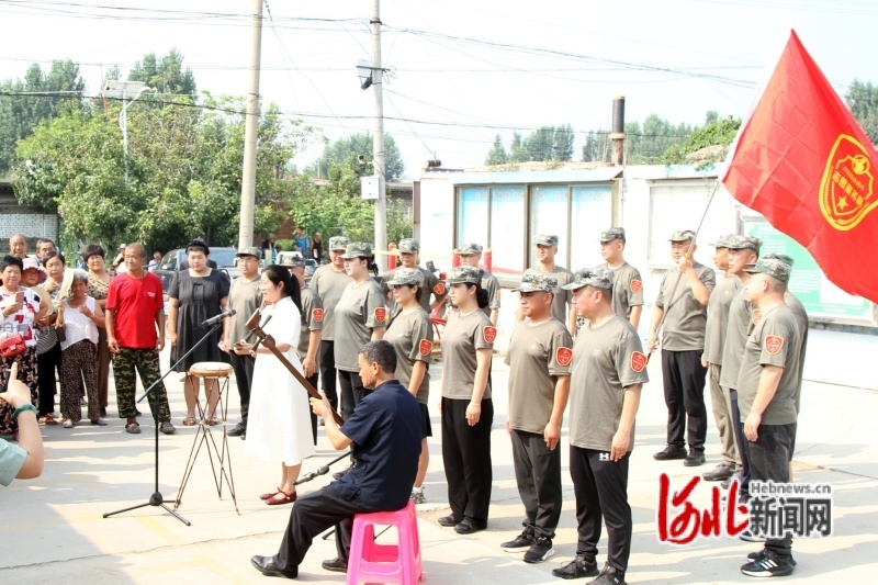 图为慰问活动的文艺演出现场。