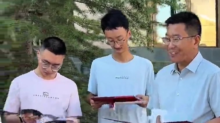 同班8人考上清北　收到通知书老师嘴角压不住了
