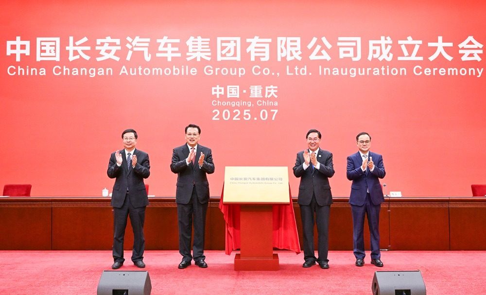 ▲7月29日上午,袁家军、张玉卓共同为中国长安汽车集团有限公司成立揭牌。记者 苏思 摄