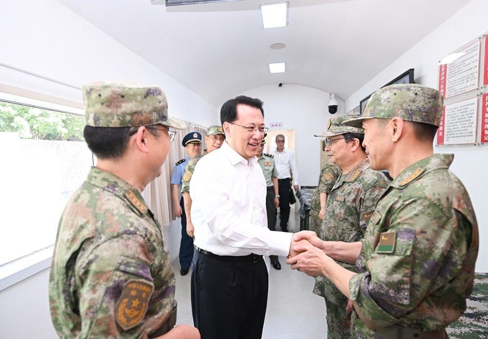 ▲7月31日上午，在陆军军医大学第二附属医院，市委书记袁家军慰问部队官兵。记者 苏思 摄