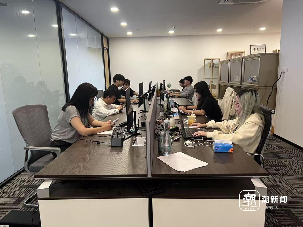 来“假装”上班的人不少 记者 黄玉环 摄