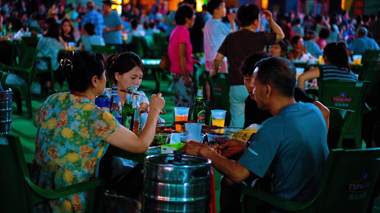 市民享受啤酒和美食