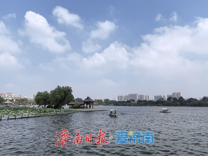 雨后济南大明湖美如画，水天共色游船穿梭