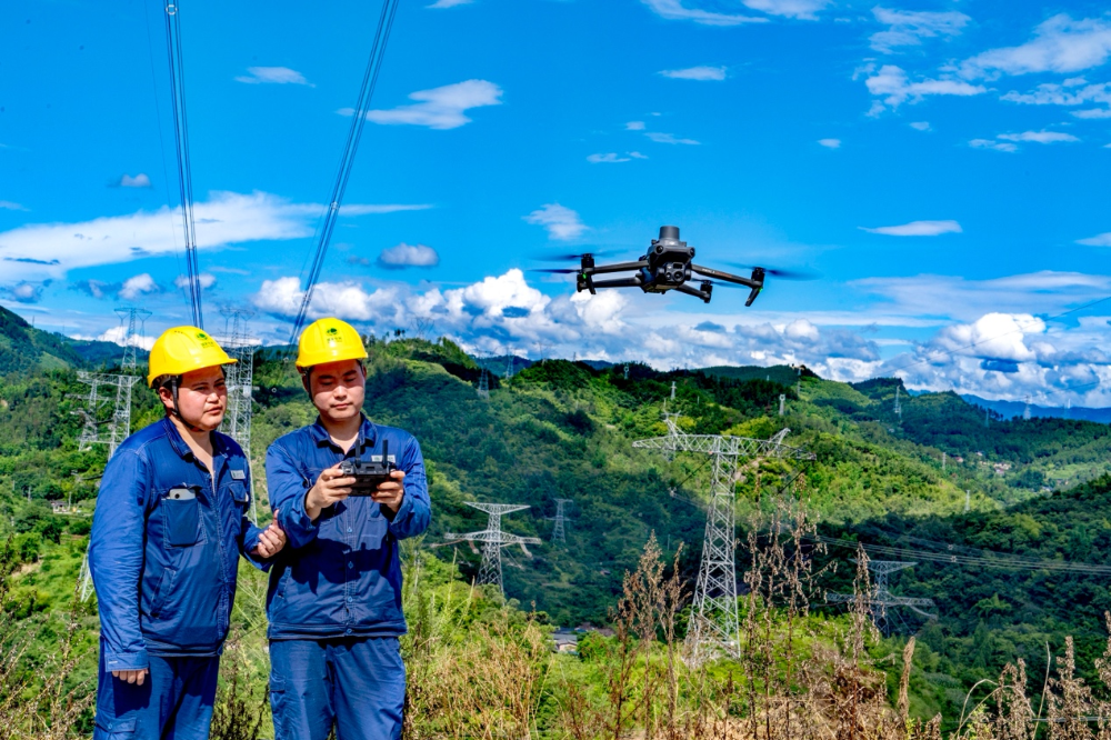 ▲近日，国网重庆超高压公司输电运检人员在&plusmn;800千伏金塘线利用无人机开展红外测温工作。通讯员李涛 摄
