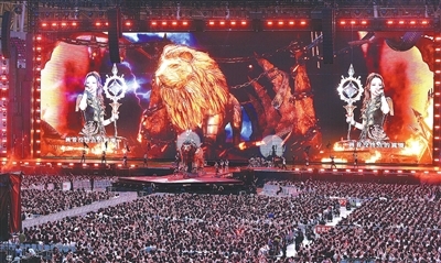 8月3日晚,G.E.M.邓紫棋《I AM GLORIA》世界巡回演唱会2.0赣州站第二场在赣州市全民健身中心圆满落幕。此次演唱会的成功举办,不仅展现了邓紫棋强大的票房号召力,更标志着赣州市全民健身中心已具备承接顶级演艺活动的能力。未来,该场馆将引进更多高品质演出,进一步满足赣南地区观众的文化需求。记者刘青 摄