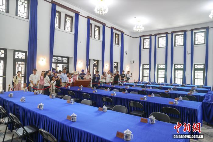 8月6日，江西庐山，民众在庐山抗战博物馆内的“庐山谈话会会场”参观。中新社记者 刘力鑫 摄
