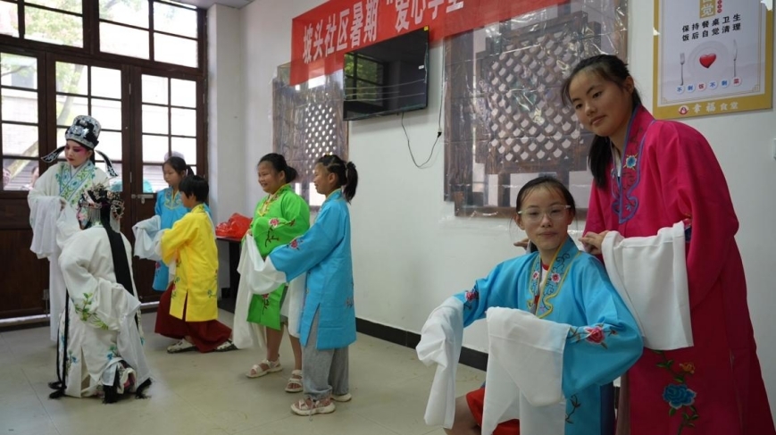 孩子们跟随非遗传承人学习西河戏。