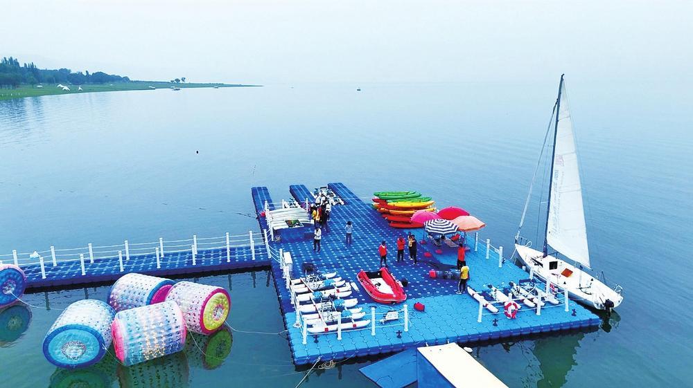 8月7日清晨，2025年中国黄河桨板赛（甘肃·永靖站）赛事筹备团队正紧锣密鼓地推进各项准备工作。作为赛事东道主，永靖这座坐拥“蓝色黄河”生态资源的小城，将于8月9日在炳灵湖迎接全国桨板健儿，共赴一场逐浪之约。