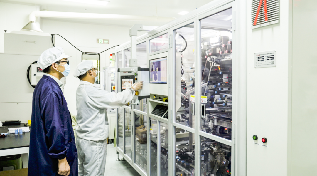 （上图）宁波市新材料概念验证中心高功率电芯开发平台研发人员操作设备。甬江实验室供图