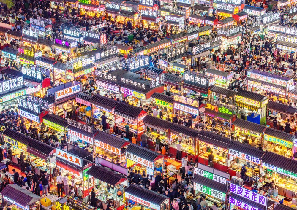 2024年4月21日,人们在正定县小商品夜市品尝美食(无人机照片)。新华社发(武志伟摄)