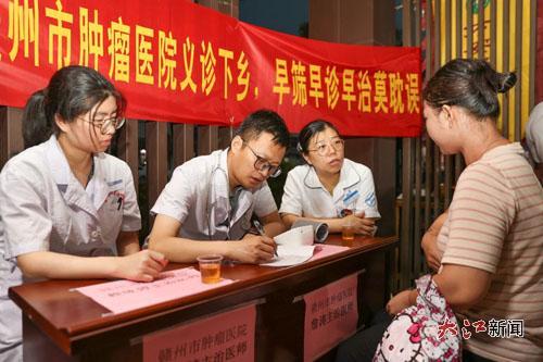 医务人员接受游客的咨询