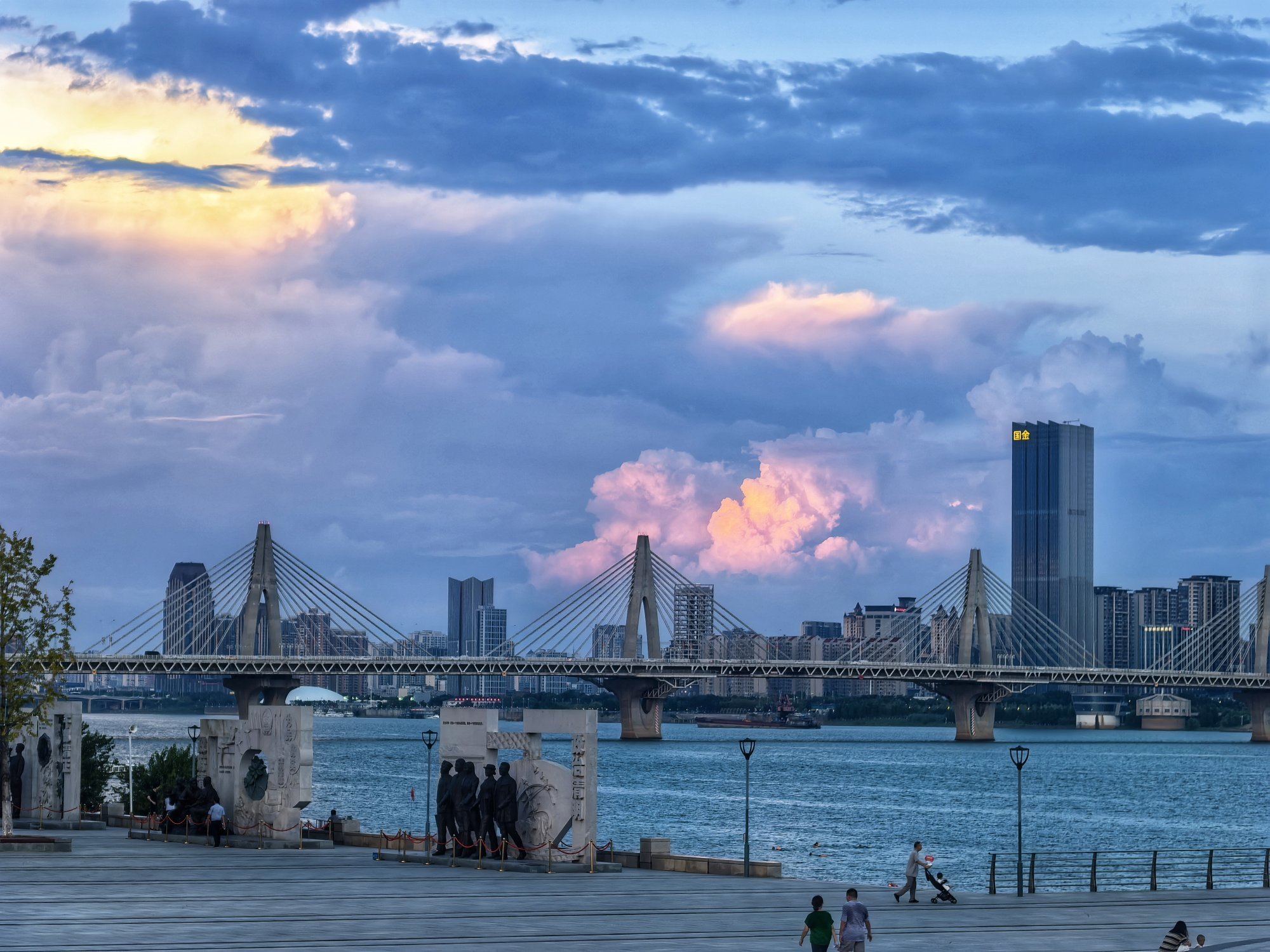 南昌：云漫赣江（图）