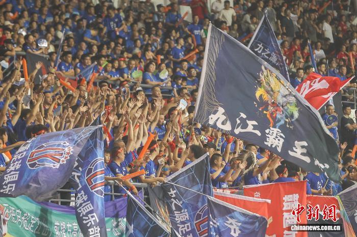 8月2日，江西鹰潭，九江队球迷在客场看台上为球队加油助威。中新社记者 刘力鑫 摄