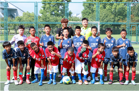 （2025年8月3日，夏令营学员与淮安少年开展足球友谊赛）