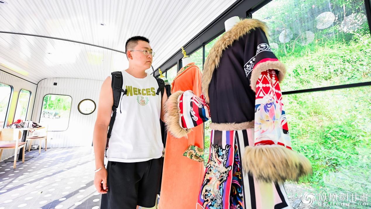 300万粉丝旅游达人神奇Ray打卡石佛沟国家森林公园景区山谷营地旅拍馆　李德宇　摄