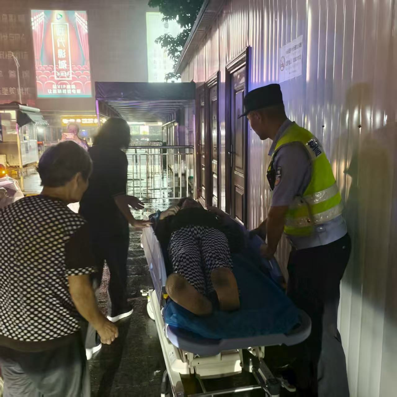 雨夜上演“生命时速”！铜山交警紧急救助临产孕妇