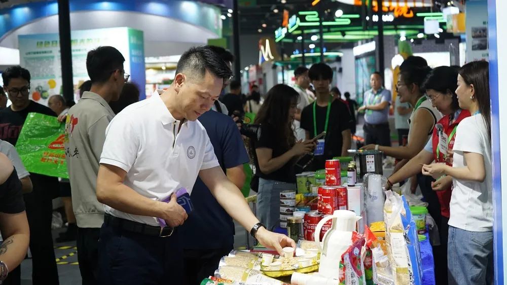 ▲参展观众品尝美食。