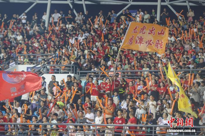 8月2日，江西鹰潭，鹰潭队球迷在看台上为球队加油助威。中新社记者 刘力鑫 摄