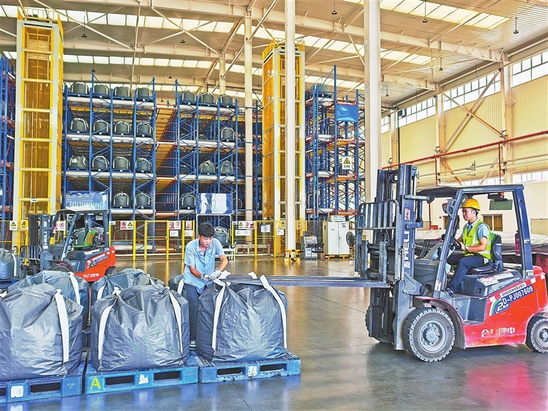 8月4日，位于宜春經開區的江西升華新材料有限公司智慧倉儲車間，叉車正在裝運作業。本報全媒體記者 鄒海斌攝