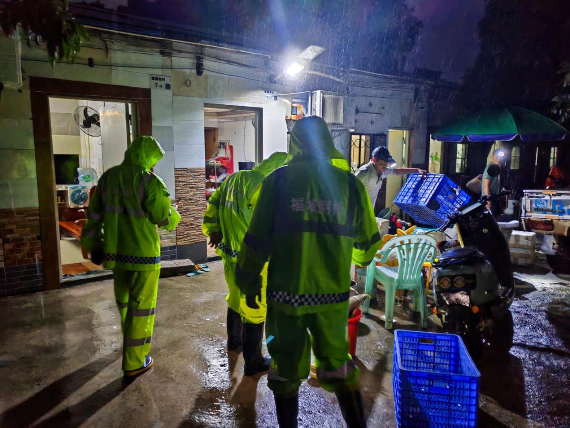 8月4日晚,龙华区福城街道网格员到章阁菜场提前转移菜农至应急避难场所