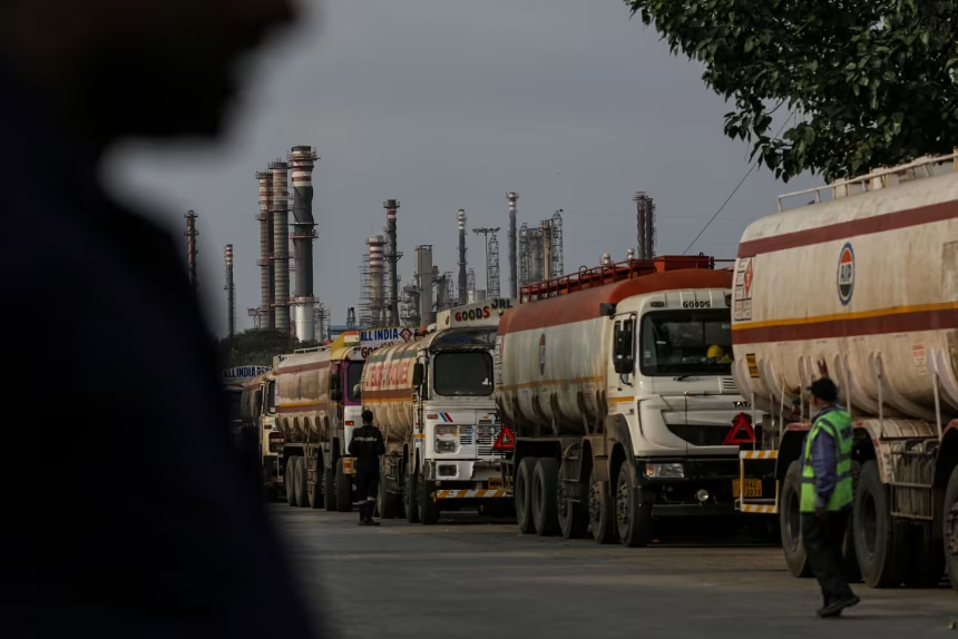 ▎油罐车停在印度孟买由 Bharat Petroleum Corp. Ltd.运营的炼油厂外。图源:盖蒂图片社